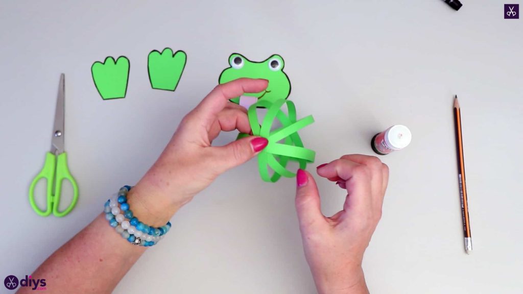 Comment faire de l'artisanat de grenouille en papier pour les enfants