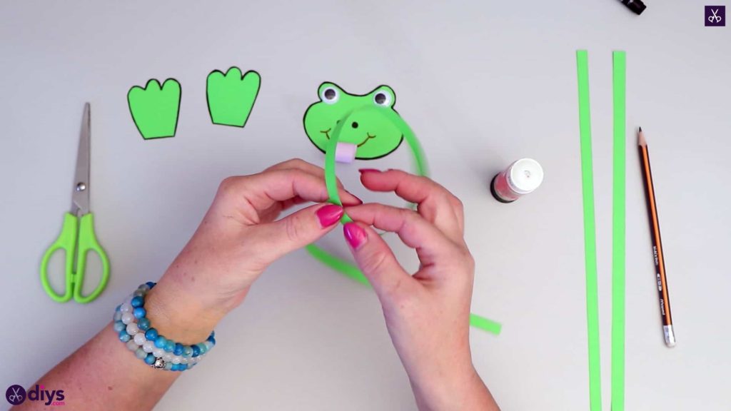 Comment faire une grenouille en papier pour les enfants