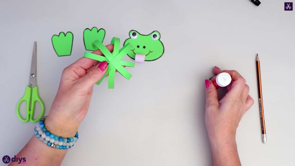 Comment faire du bricolage de grenouille en papier pour les enfants