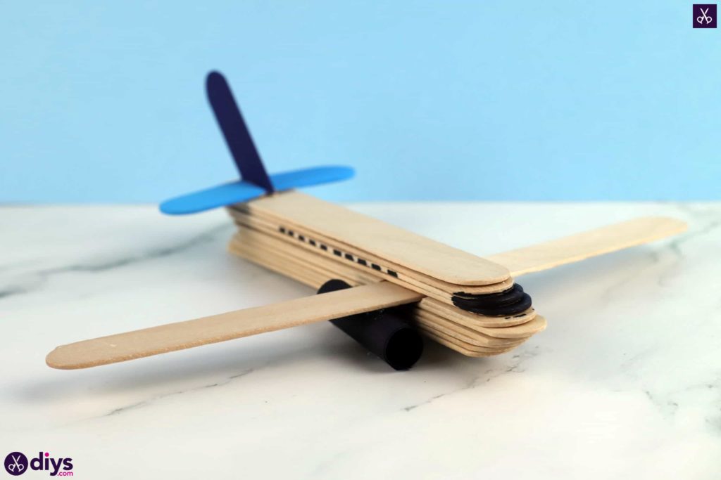 Décor d'avion en bâton de popsicle pour les enfants