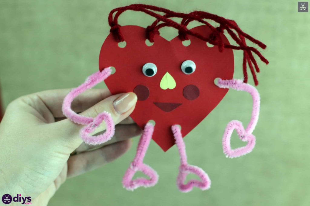 Affichage d'étape de créature de papier de valentine