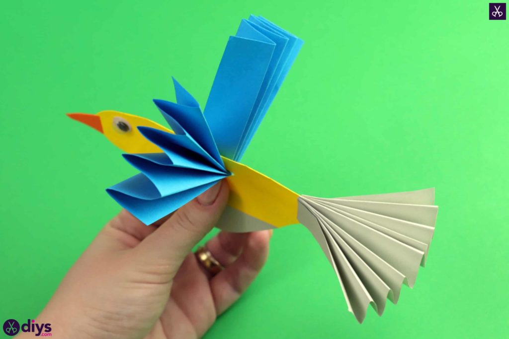 Bricolage oiseau en papier facile coloré