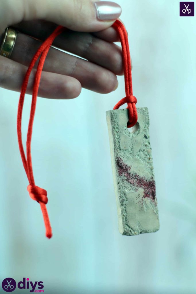 Collier en béton bricolage avec chaîne rouge pailleté