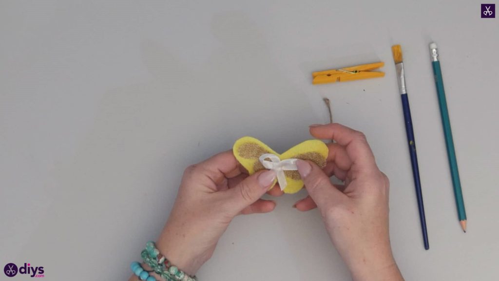 Comment fabriquer un papillon à partir d'une pince à linge étape 7