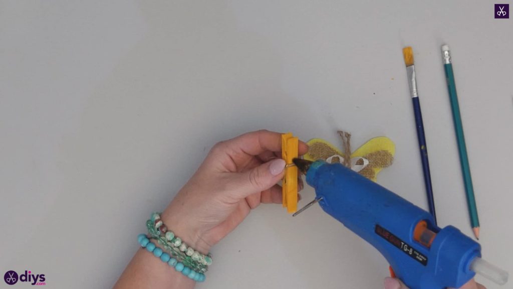 Comment fabriquer un papillon à partir d'une pince à linge étape 9