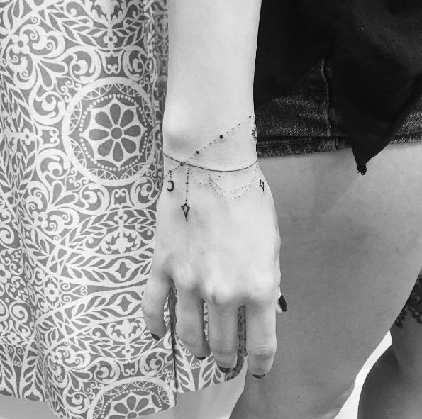 Conception de tatouages ​​au poignet mignon et sensationnel pour les filles