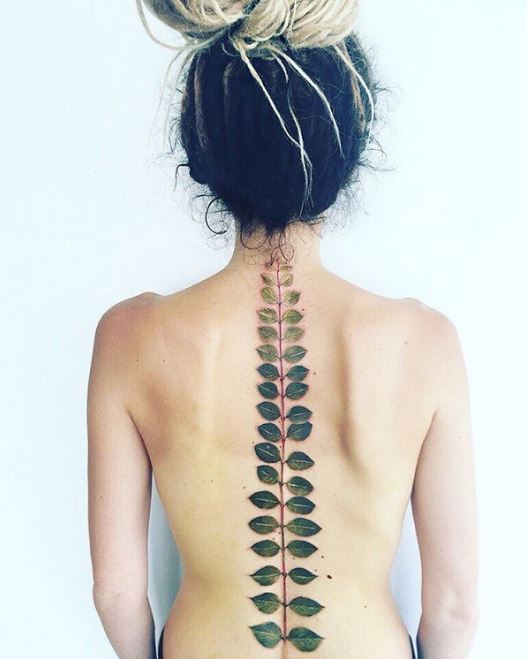 Conception de tatouages ​​de feuille de colonne vertébrale pour les filles