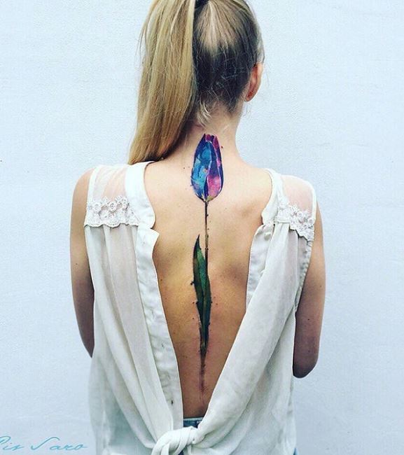 Conception de tatouages ​​de colonne vertébrale de tulipe aquarelle pour les filles