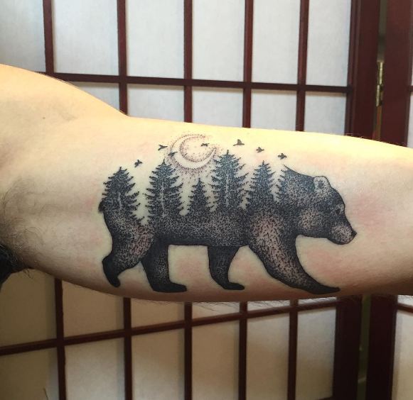 Ours avec des tatouages ​​d'arbre