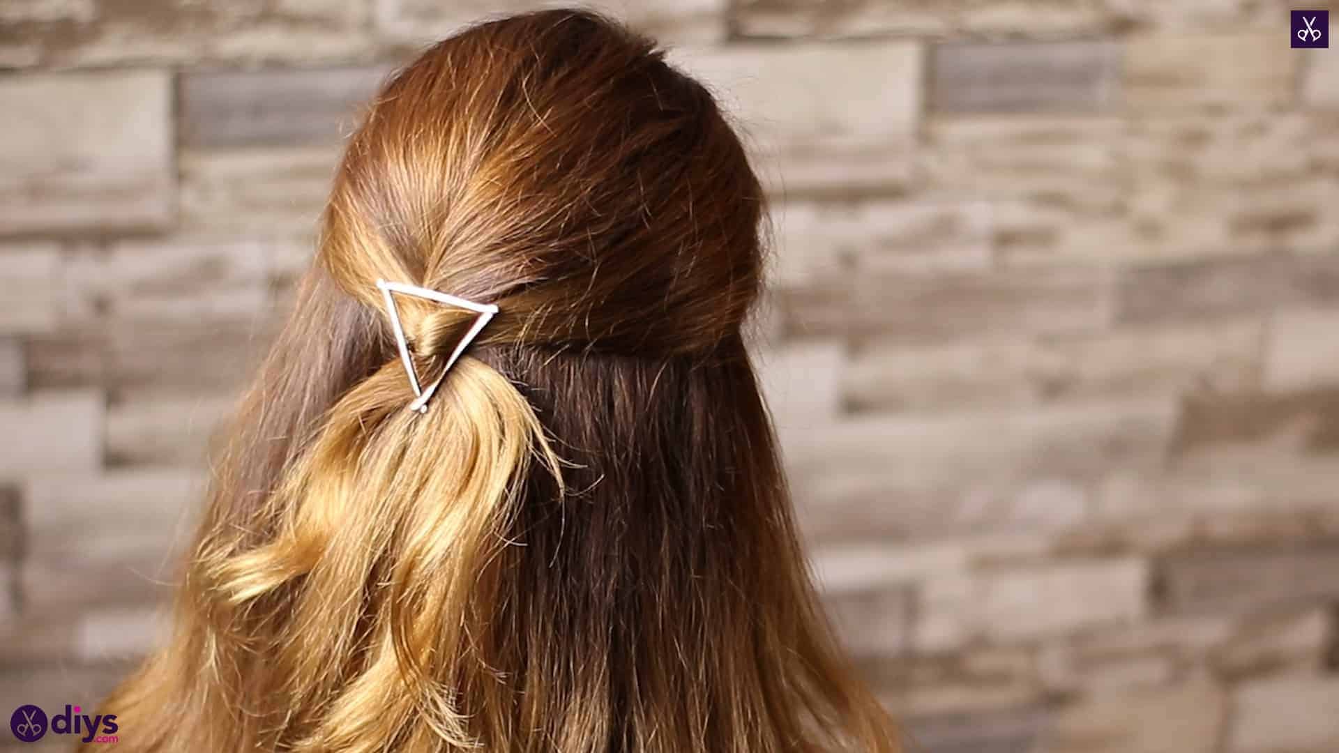 Coiffure chignon pour cheveux ondulés