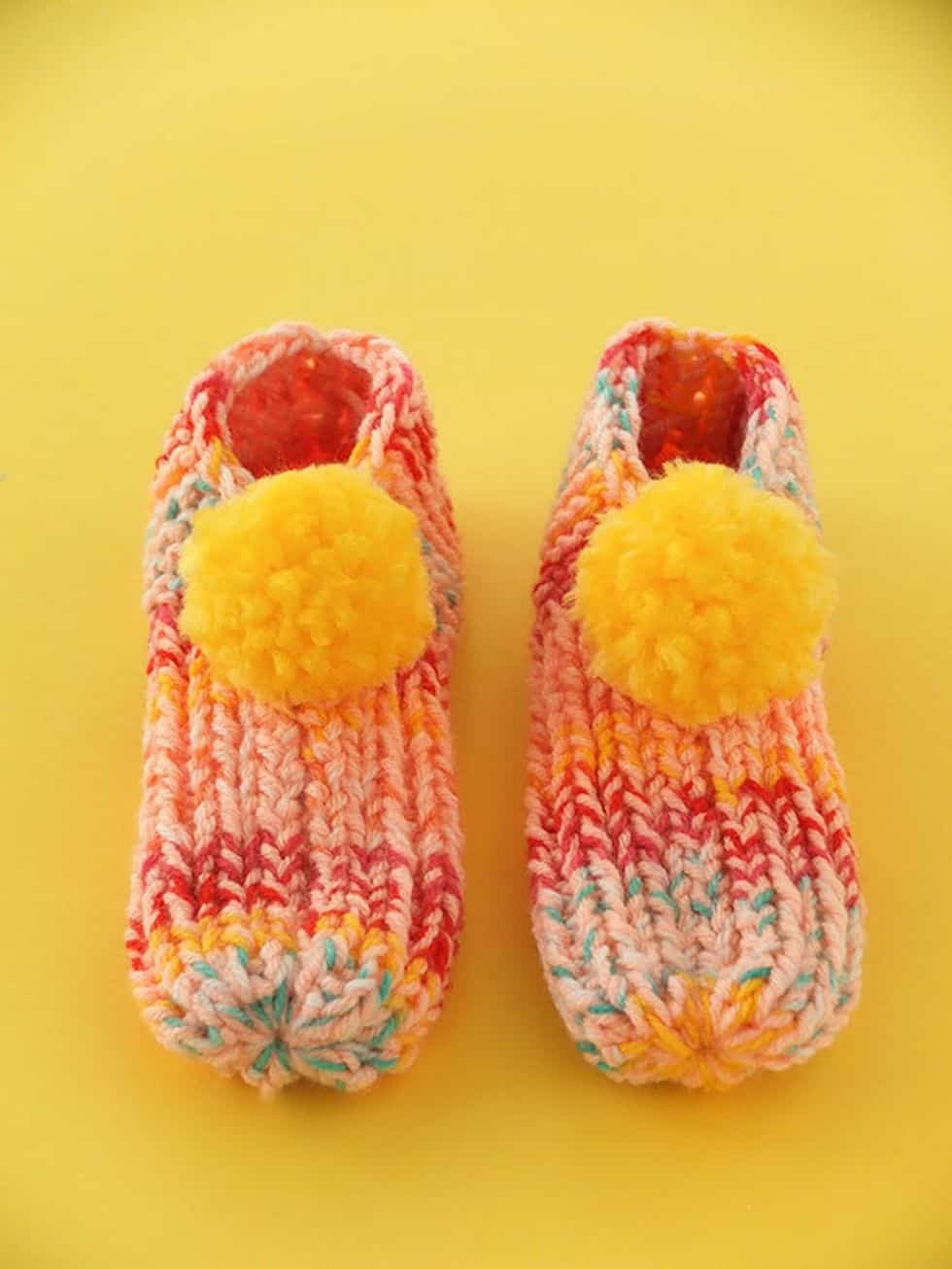Pantoufles à pompons en tricot
