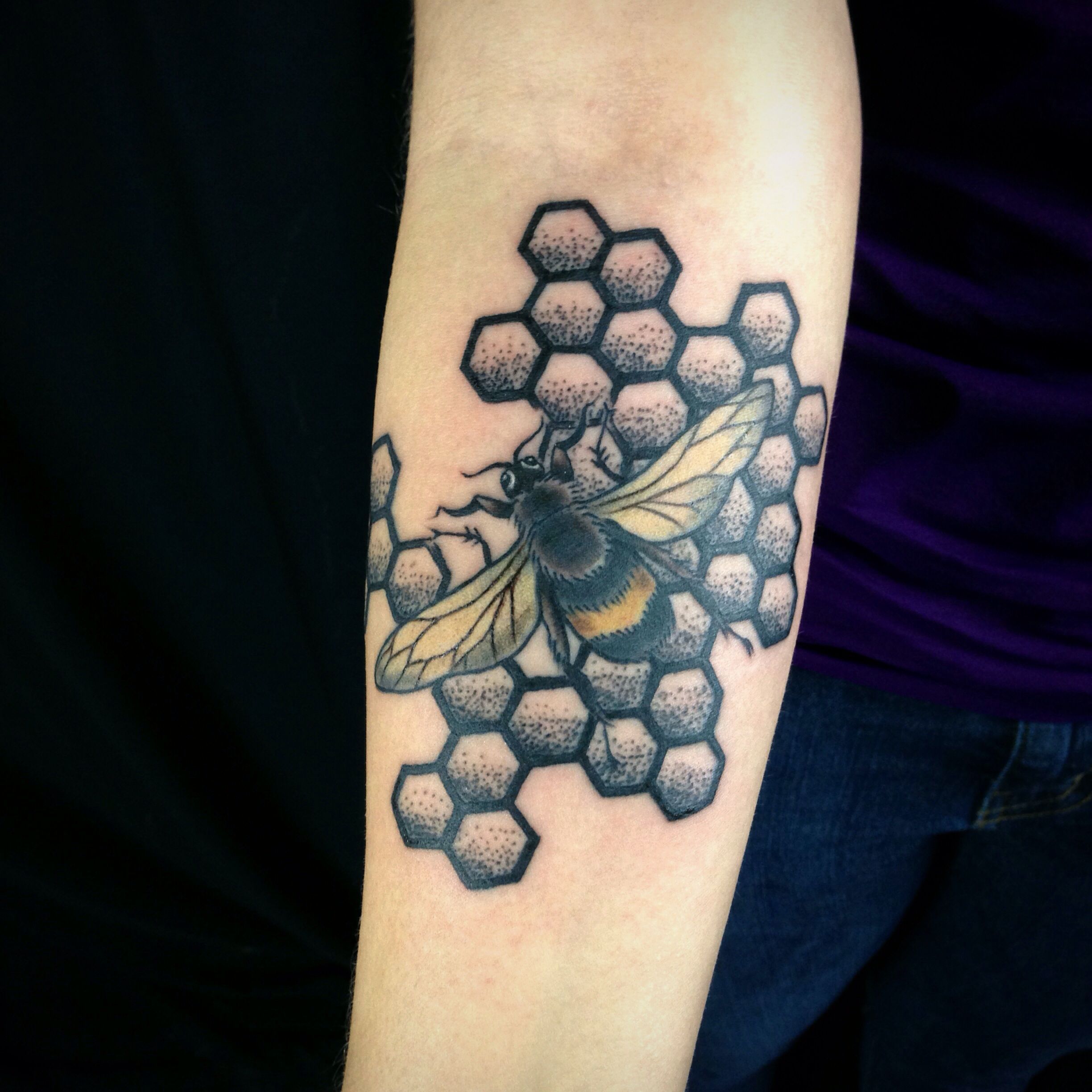 Tatouage avant-bras abeille hexagonale