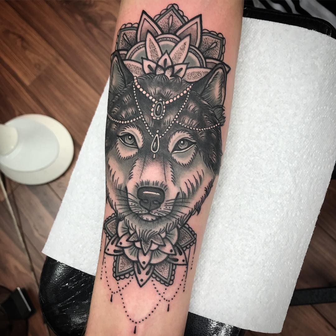 tatouage de loup mandala