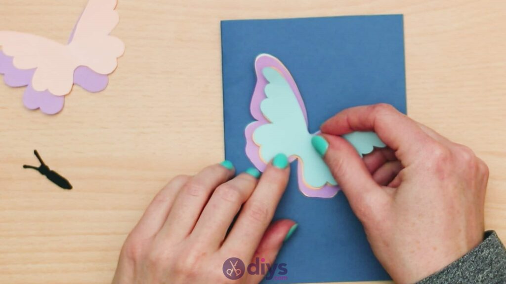 Étape 7b de la carte papillon en papier 3D
