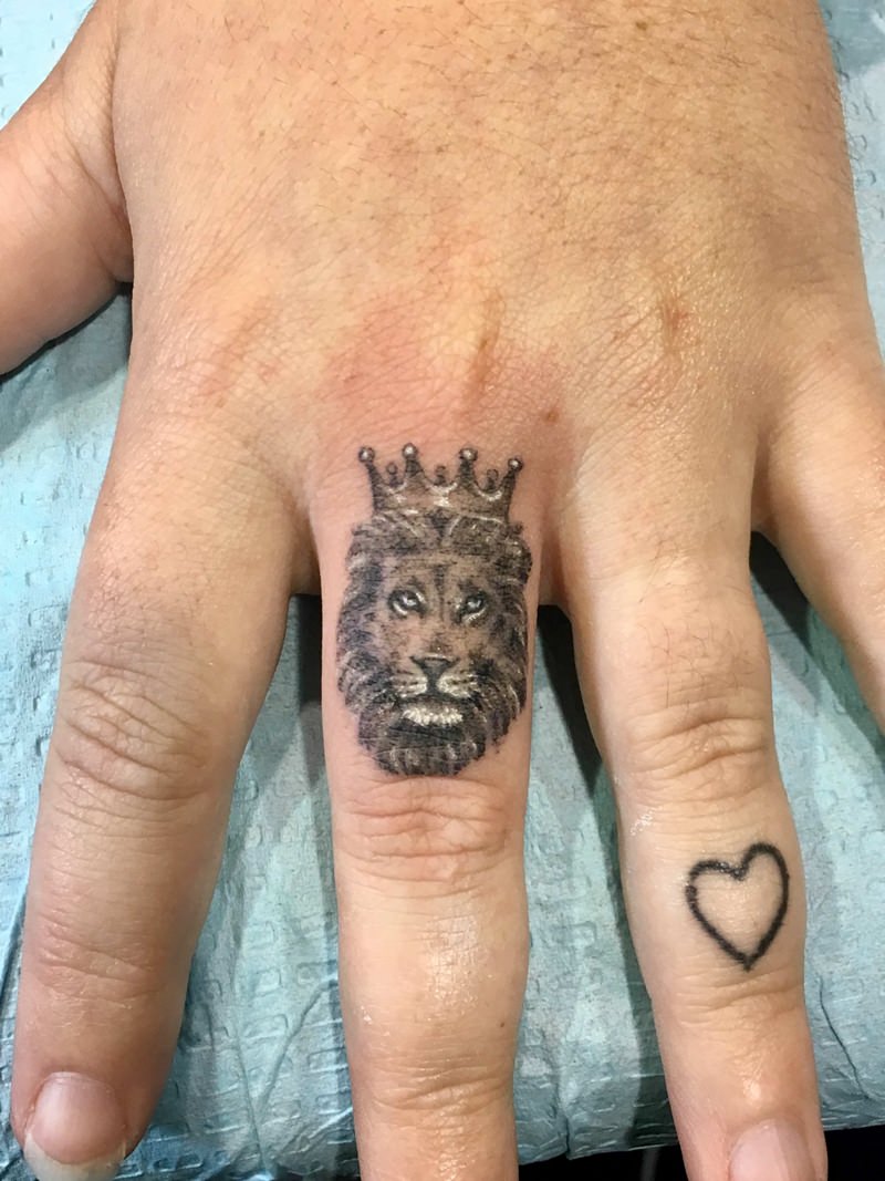 tatouage de doigt de lion