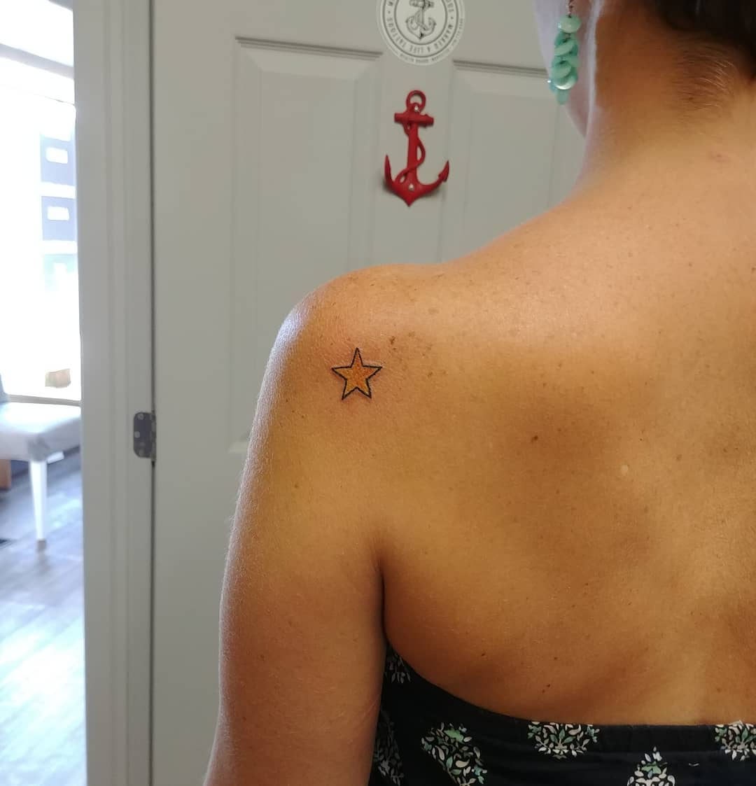 tatouage étoile minimaliste