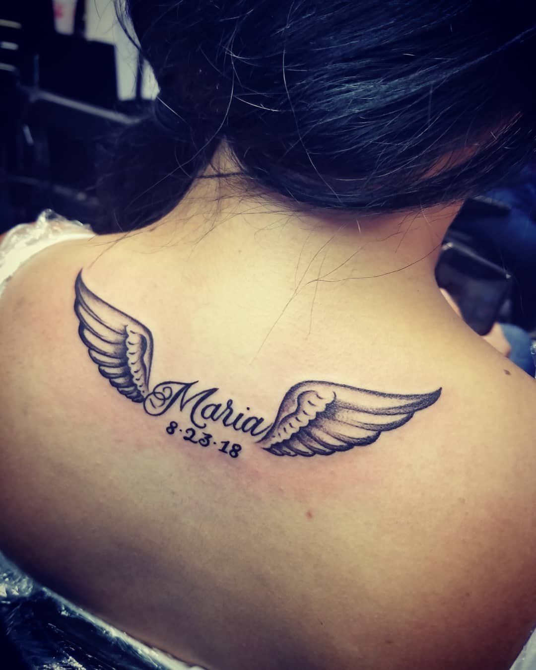 Tatouage de nom d'ailes d'ange hommage