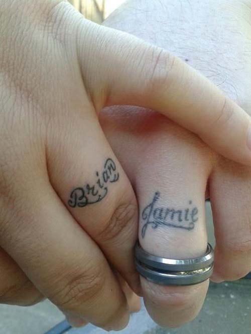 Tatouage de nom de doigt minimal