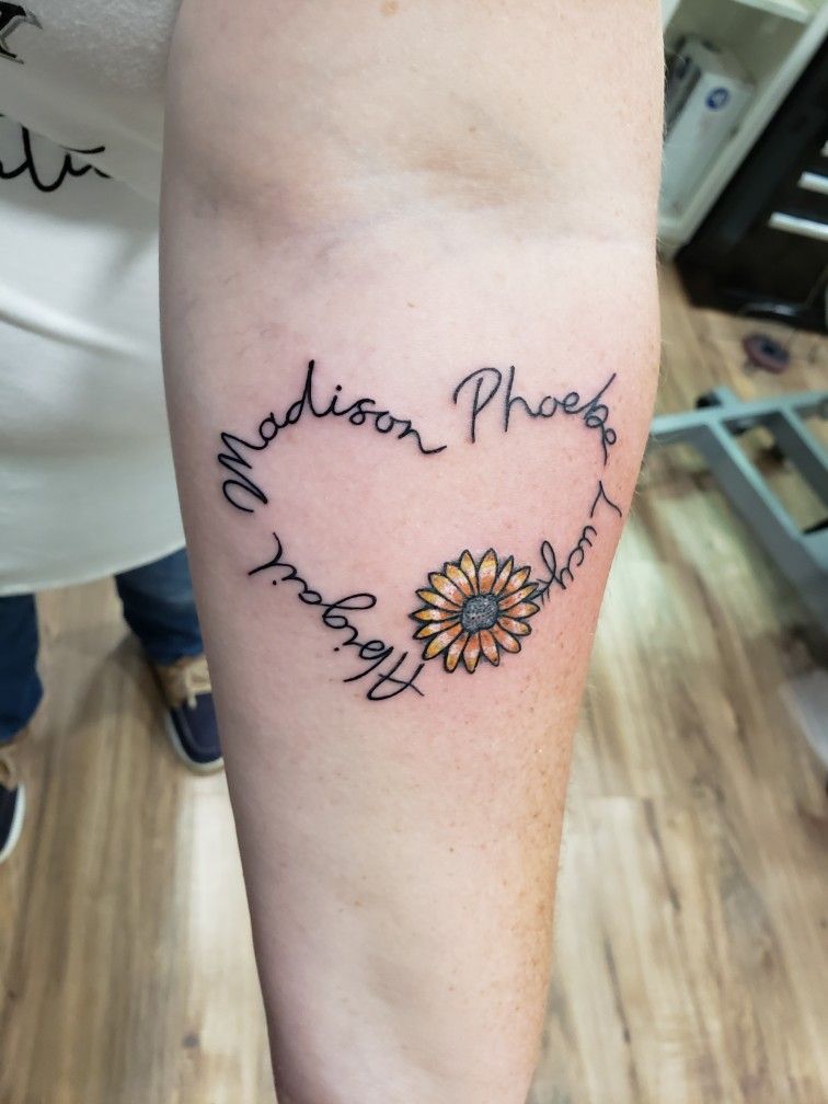 Tatouage de nom en forme de coeur