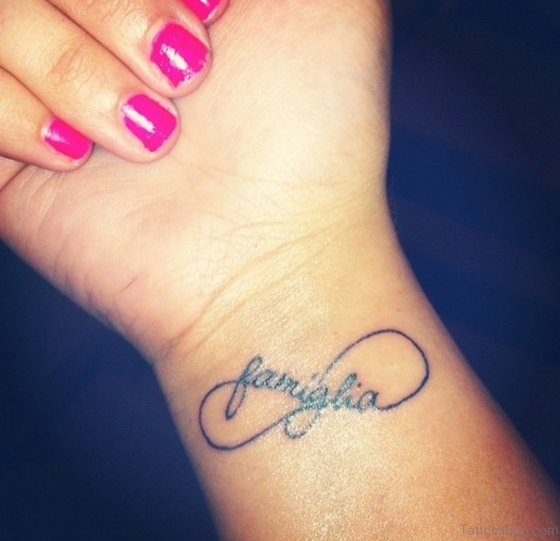 Tatouage de nom infini