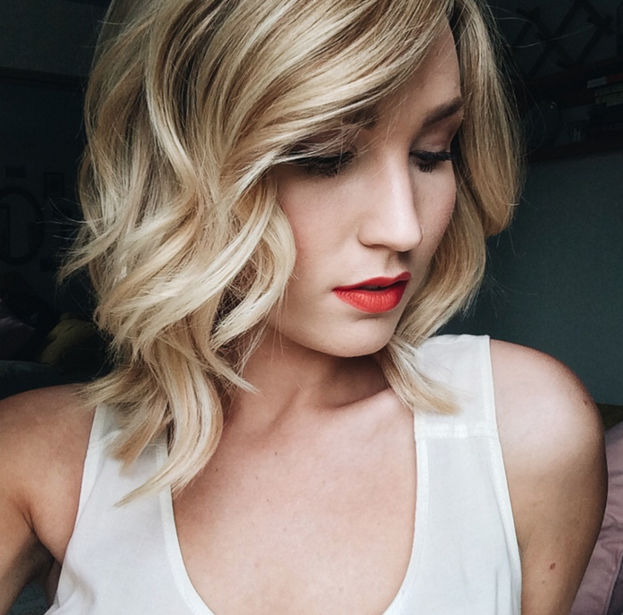 1 coupe de cheveux boucles blondes ondulées