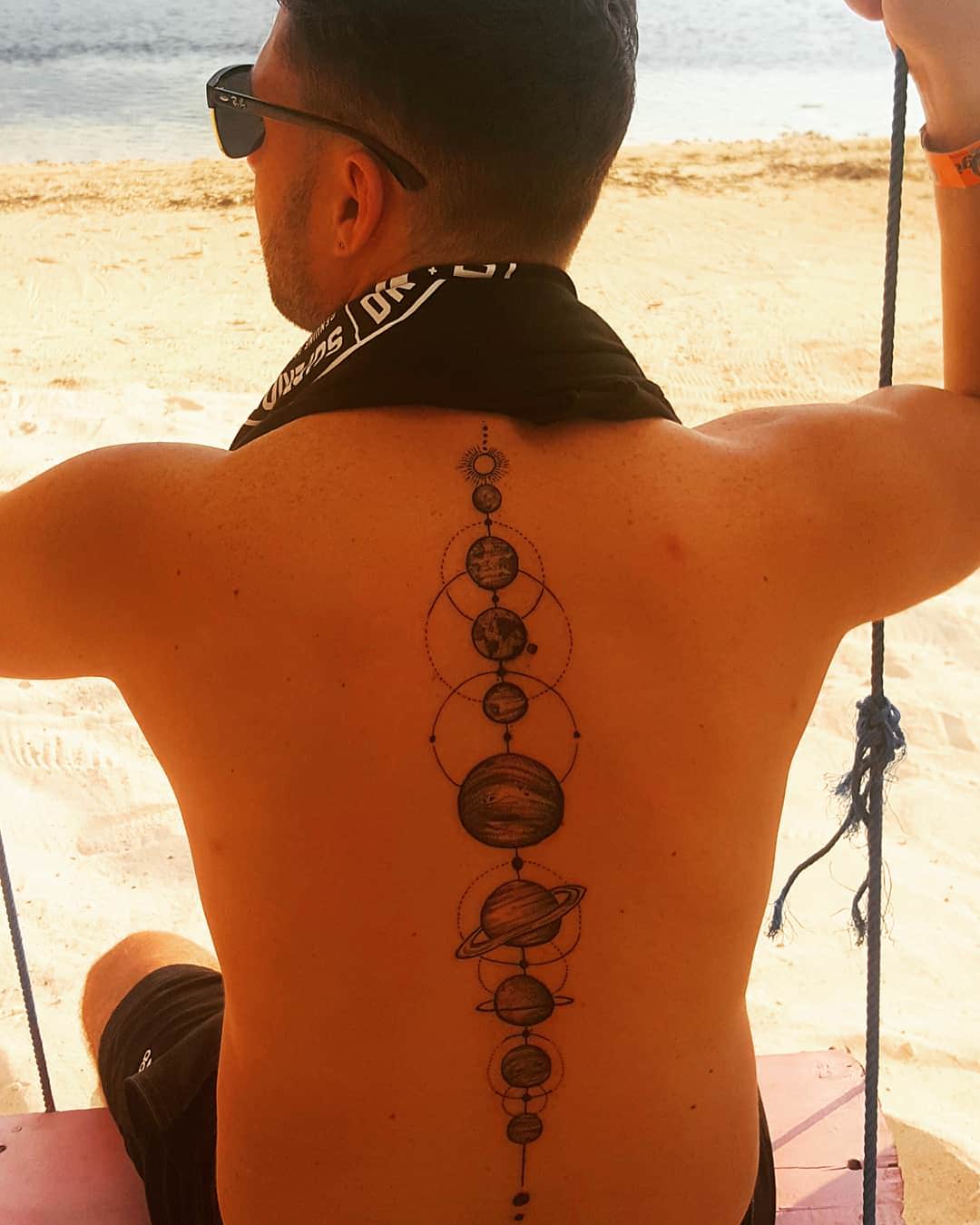 Tatouage de colonne vertébrale du système solaire