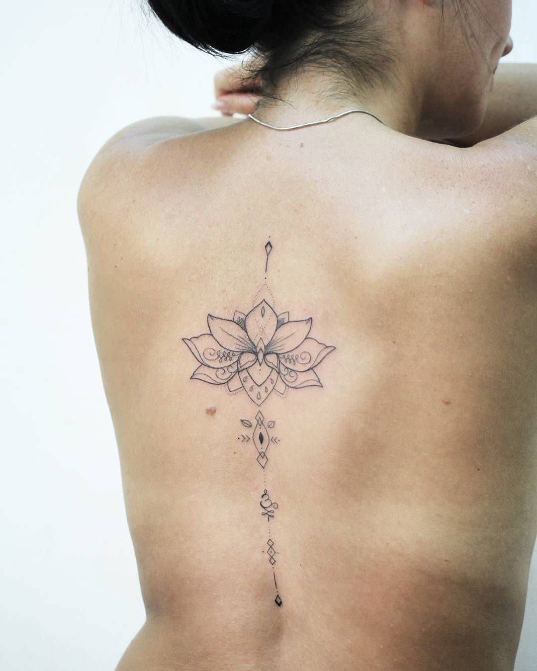 Tatouage de colonne vertébrale Lotus Mandala