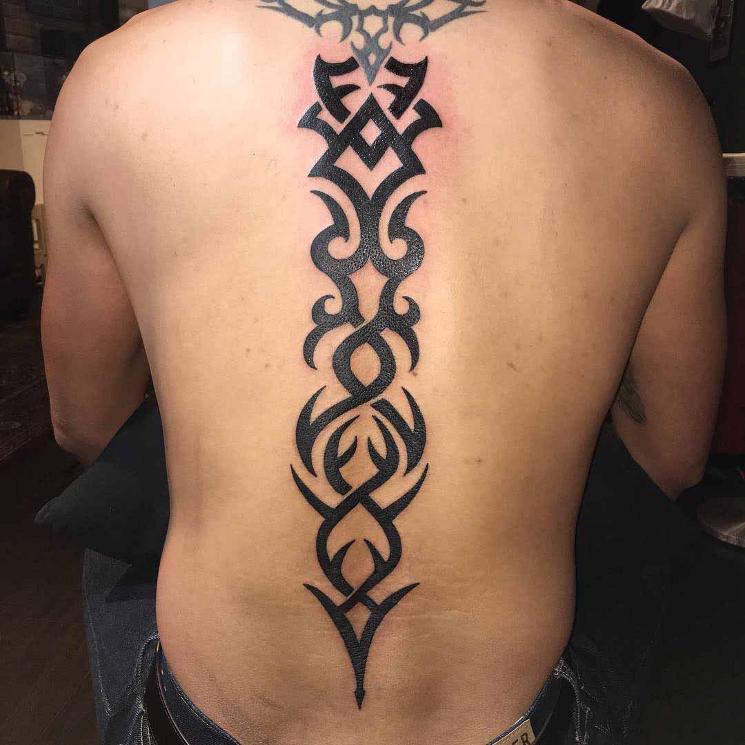 Tatouage tribal colonne vertébrale