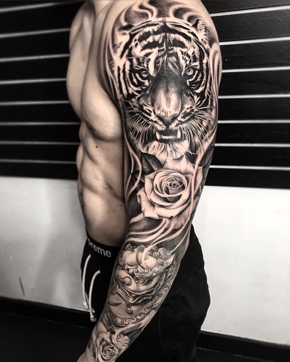 Tigre avec tatouage de fleurs