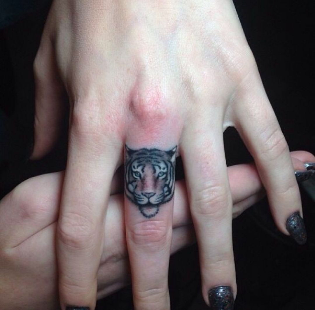 Tatouage de doigt de visage de tigre