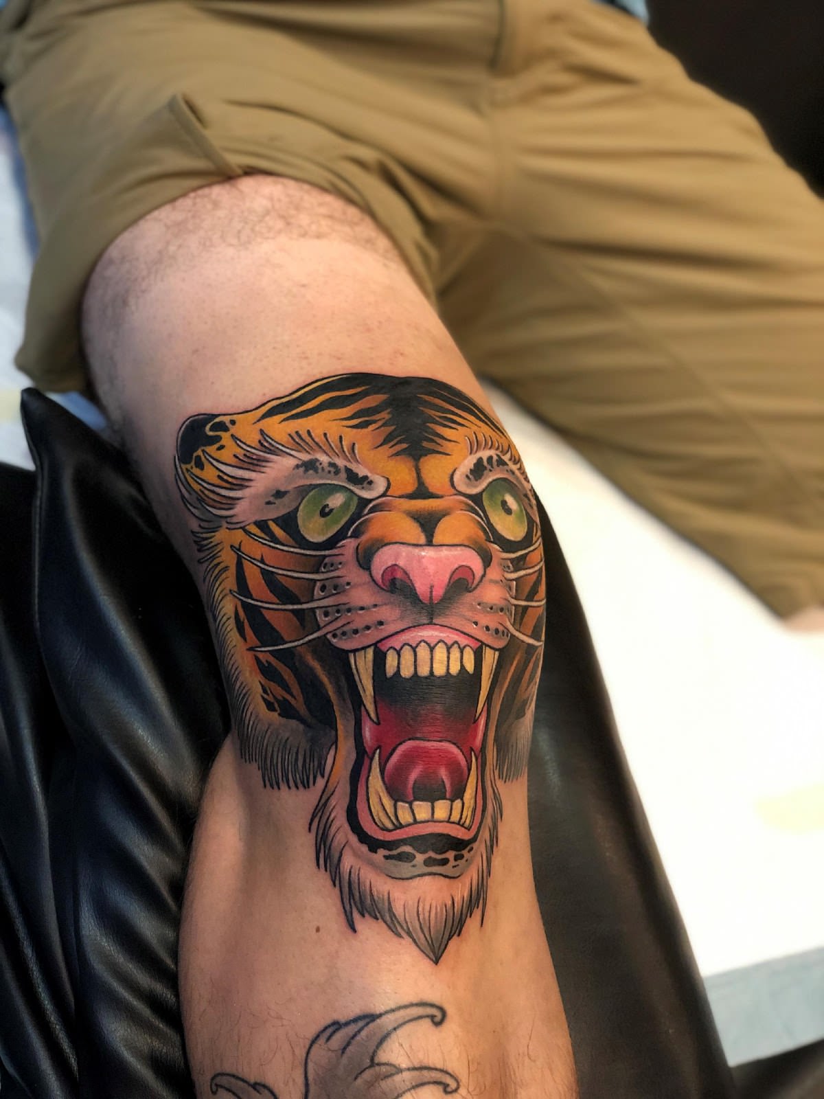 Tatouage de tigre rugissant