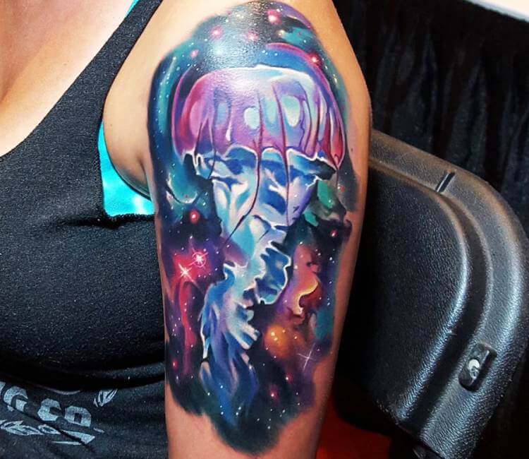 Méduse dans le tatouage de l'espace