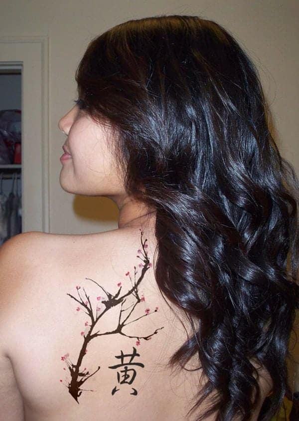 Fleur de cerisier avec tatouage de lettrage asiatique