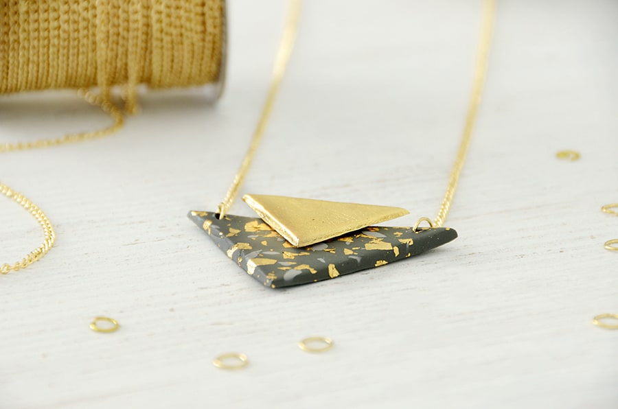 Collier triangle en argile 14