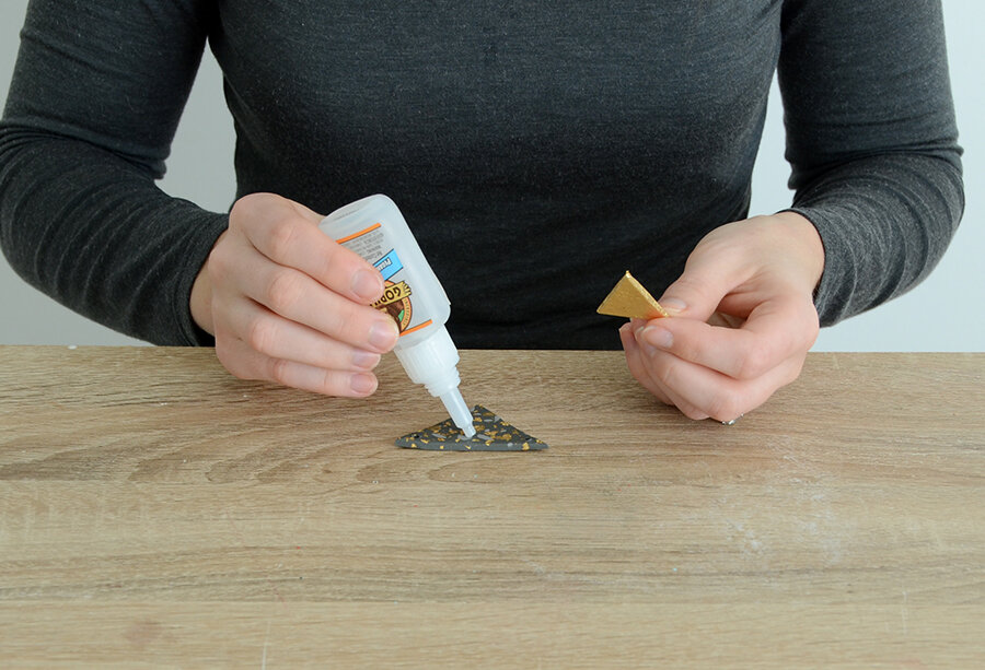 Collier triangle en argile 10