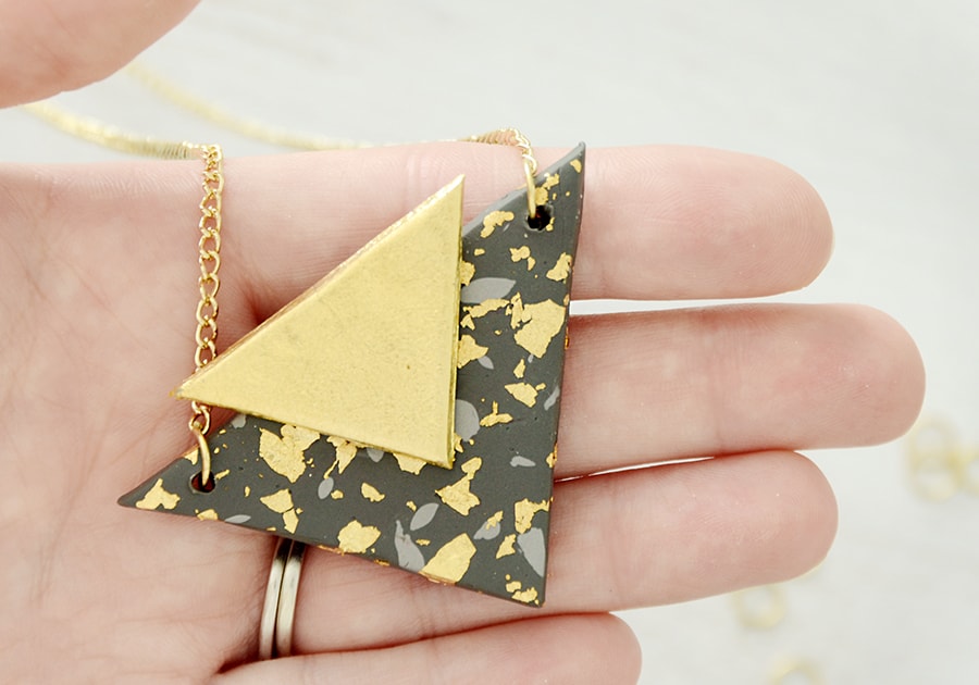 Collier triangle argile 15