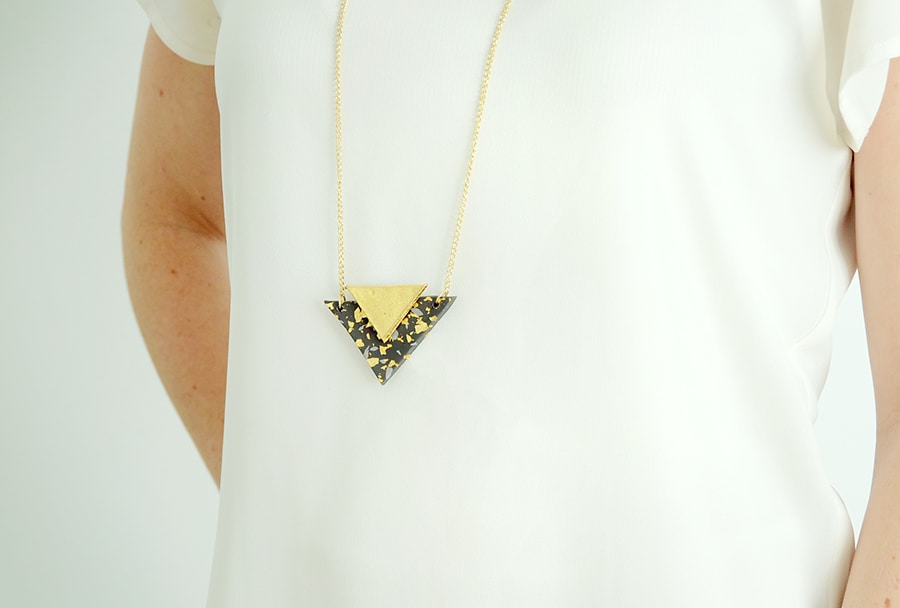 Collier triangle en argile 12