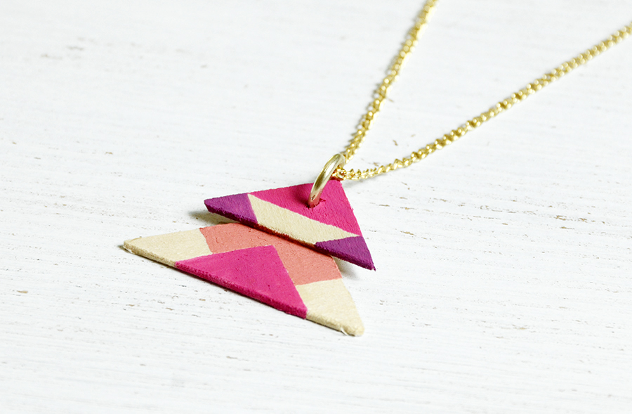 Collier triangle en bois 