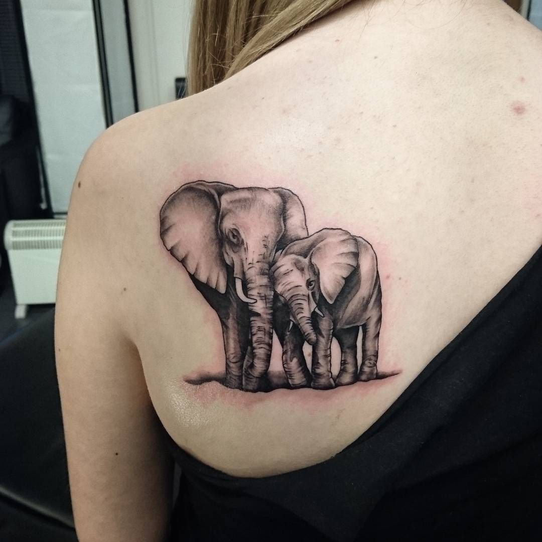 dos de tatouage d'éléphant