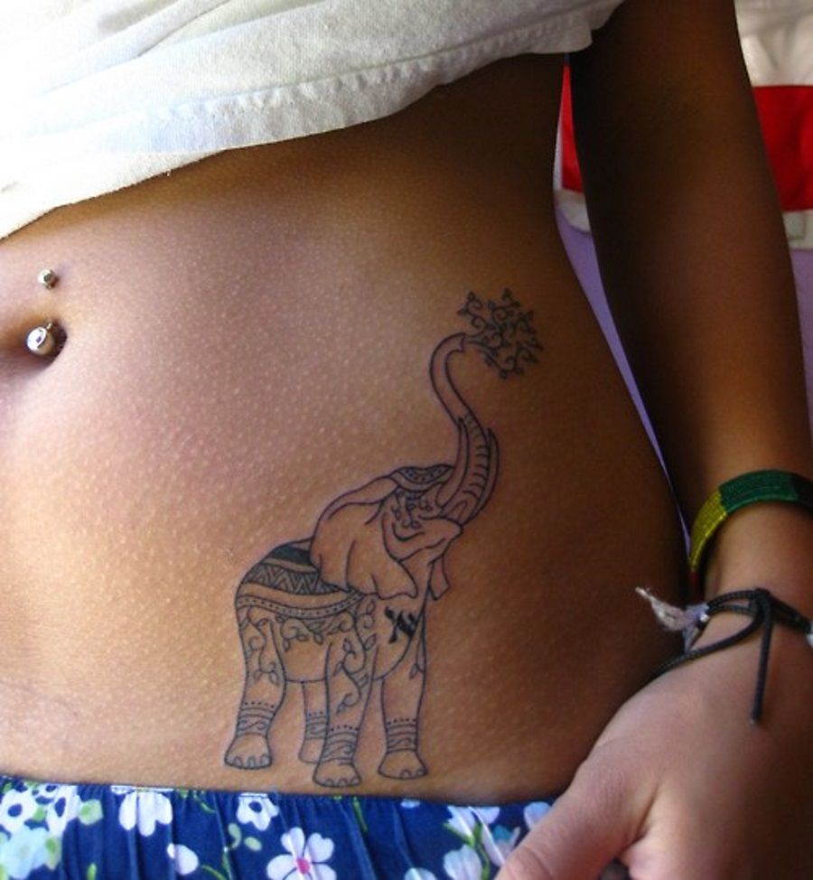 estomac de tatouage d'éléphant