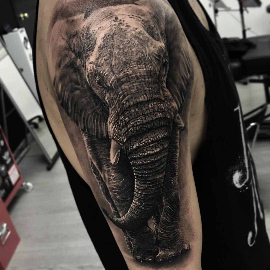 Tatouage d'éléphant réaliste