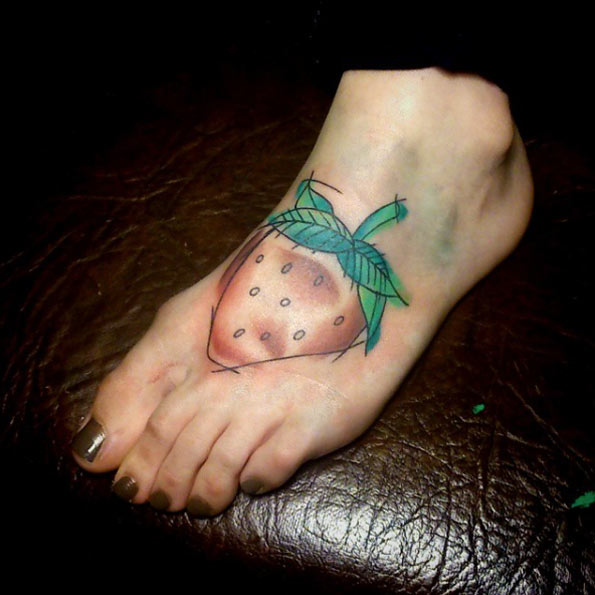 Tatouage de croquis de fraise colorée