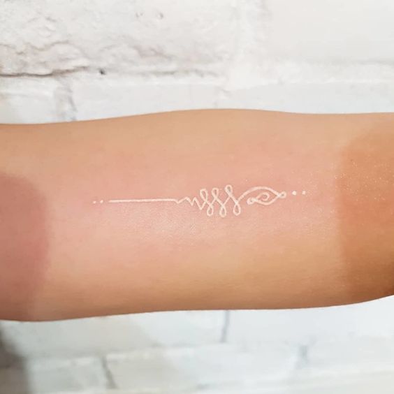 Tatouage Unalome Blanc Simple