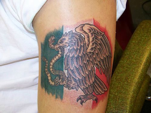 Drapeau mexicain et tatouage d'aigle