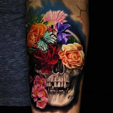 Tatouage de crâne mexicain floral