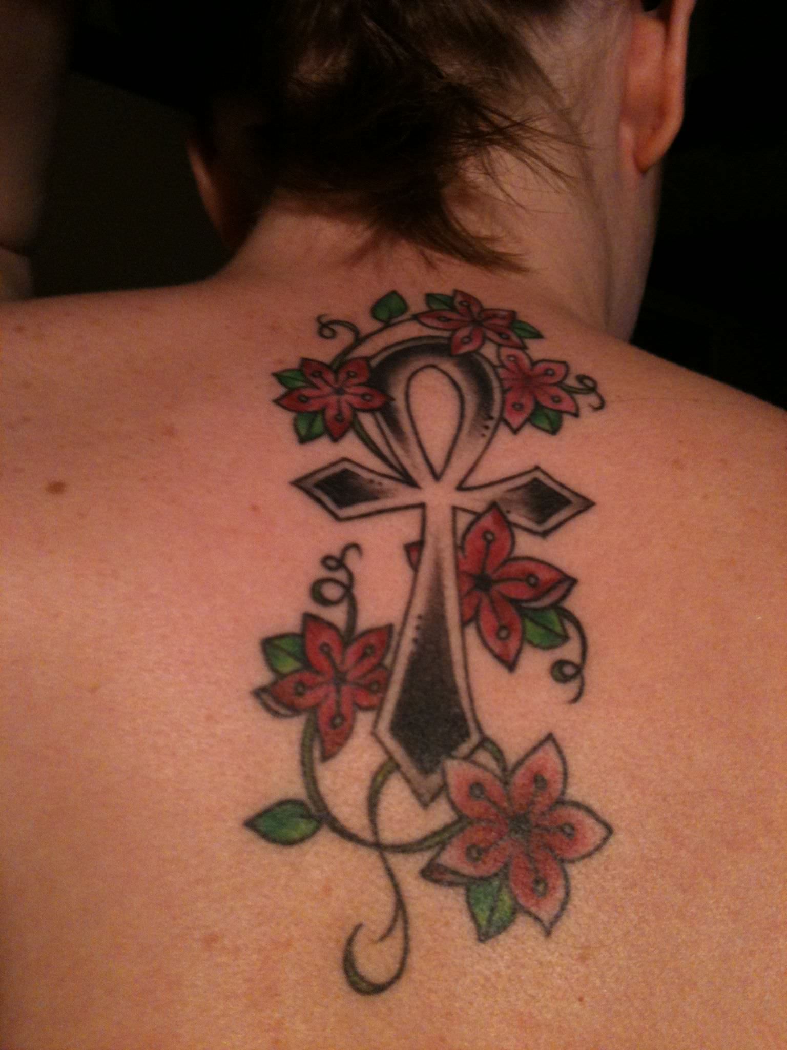ankh avec des tatouages ​​de roses