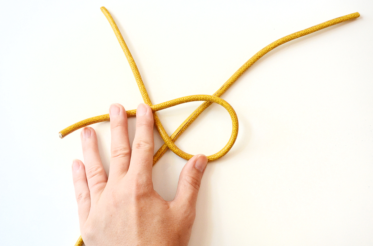 Comment faire des bracelets en corde nouée DIY 4