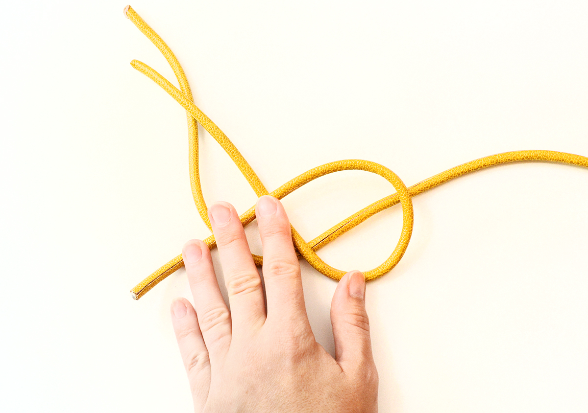 Comment faire des bracelets en corde nouée DIY 5