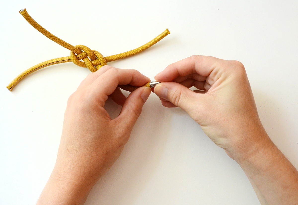 Comment faire des bracelets en corde nouée DIY 12
