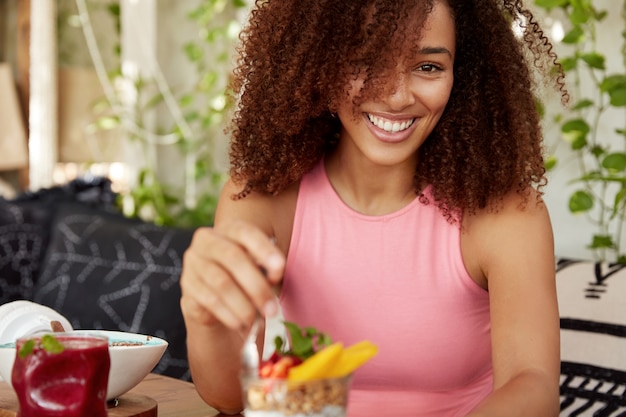 Comment Appelle-t-on les personnes aux cheveux noirs ?